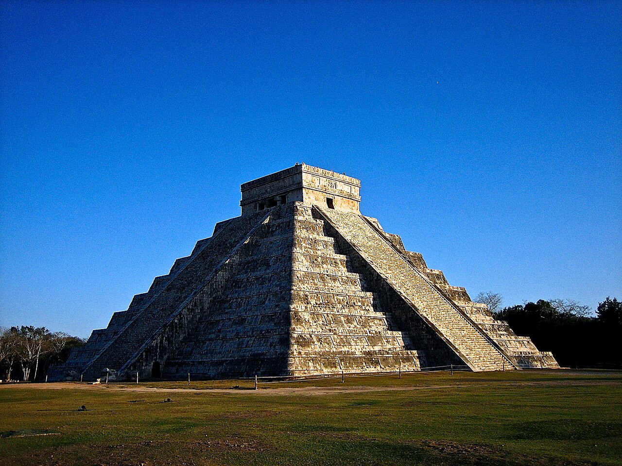 Pirámide maya en la Riviera Maya